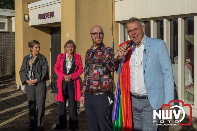 Onder veel media belangstelling is zaterdagmorgen de regenboogvlag bij de Kruiskerk in Wezep gehesen.  - &copy; NWVFoto.nl