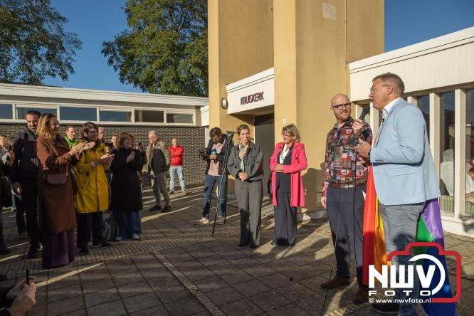 Onder veel media belangstelling is zaterdagmorgen de regenboogvlag bij de Kruiskerk in Wezep gehesen.  - &copy; NWVFoto.nl