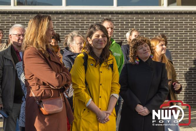 Onder veel media belangstelling is zaterdagmorgen de regenboogvlag bij de Kruiskerk in Wezep gehesen.  - &copy; NWVFoto.nl