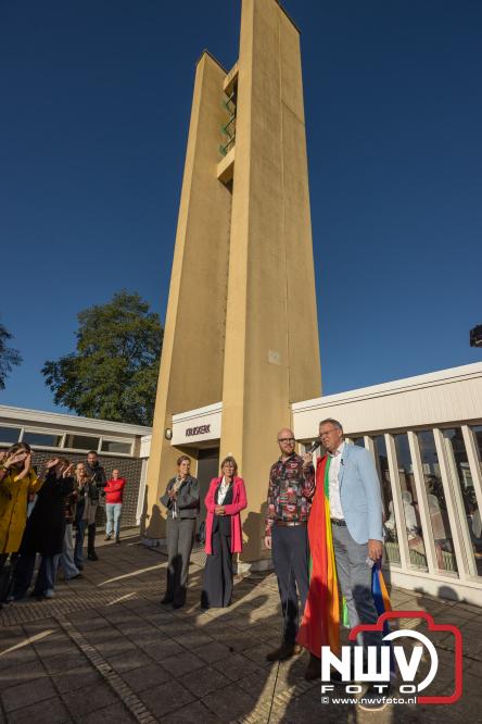 Onder veel media belangstelling is zaterdagmorgen de regenboogvlag bij de Kruiskerk in Wezep gehesen.  - &copy; NWVFoto.nl