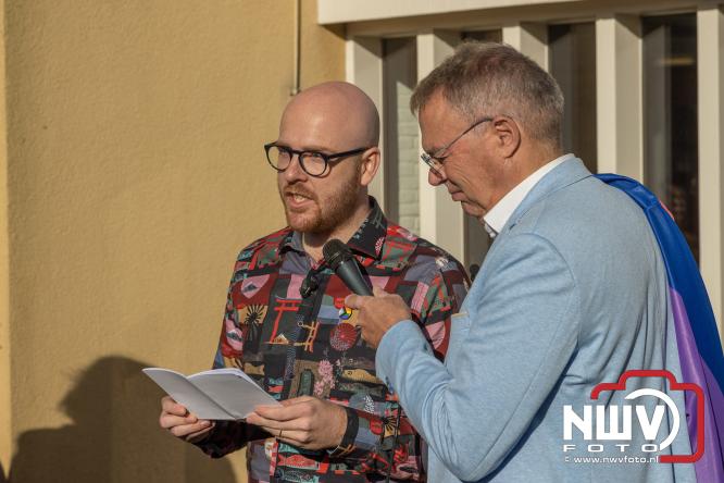 Onder veel media belangstelling is zaterdagmorgen de regenboogvlag bij de Kruiskerk in Wezep gehesen.  - &copy; NWVFoto.nl