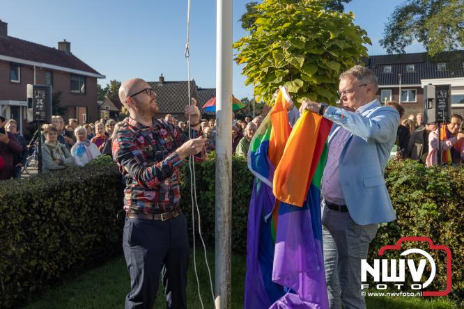 Onder veel media belangstelling is zaterdagmorgen de regenboogvlag bij de Kruiskerk in Wezep gehesen.  - &copy; NWVFoto.nl