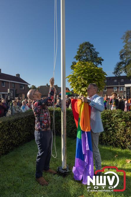 Onder veel media belangstelling is zaterdagmorgen de regenboogvlag bij de Kruiskerk in Wezep gehesen.  - &copy; NWVFoto.nl