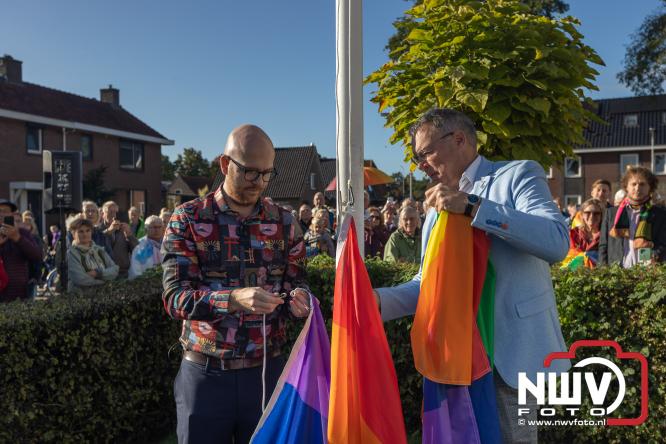Onder veel media belangstelling is zaterdagmorgen de regenboogvlag bij de Kruiskerk in Wezep gehesen.  - &copy; NWVFoto.nl