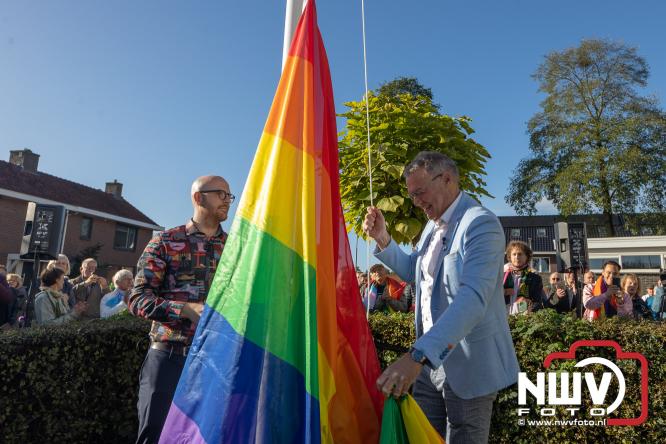 Onder veel media belangstelling is zaterdagmorgen de regenboogvlag bij de Kruiskerk in Wezep gehesen.  - &copy; NWVFoto.nl