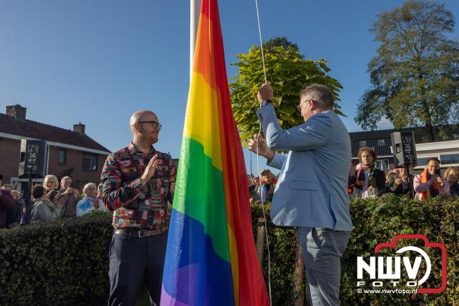 Onder veel media belangstelling is zaterdagmorgen de regenboogvlag bij de Kruiskerk in Wezep gehesen.  - &copy; NWVFoto.nl