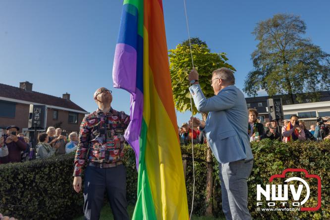 Onder veel media belangstelling is zaterdagmorgen de regenboogvlag bij de Kruiskerk in Wezep gehesen.  - &copy; NWVFoto.nl