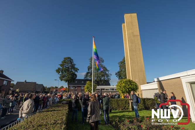 Onder veel media belangstelling is zaterdagmorgen de regenboogvlag bij de Kruiskerk in Wezep gehesen.  - &copy; NWVFoto.nl
