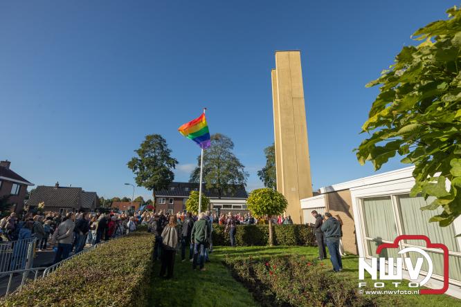 Onder veel media belangstelling is zaterdagmorgen de regenboogvlag bij de Kruiskerk in Wezep gehesen.  - &copy; NWVFoto.nl