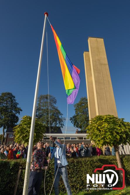 Onder veel media belangstelling is zaterdagmorgen de regenboogvlag bij de Kruiskerk in Wezep gehesen.  - &copy; NWVFoto.nl
