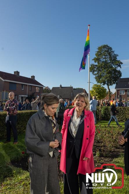 Onder veel media belangstelling is zaterdagmorgen de regenboogvlag bij de Kruiskerk in Wezep gehesen.  - &copy; NWVFoto.nl