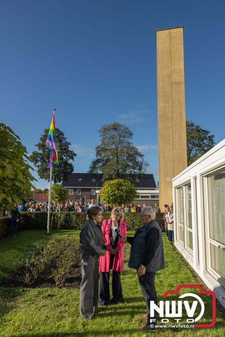Onder veel media belangstelling is zaterdagmorgen de regenboogvlag bij de Kruiskerk in Wezep gehesen.  - &copy; NWVFoto.nl