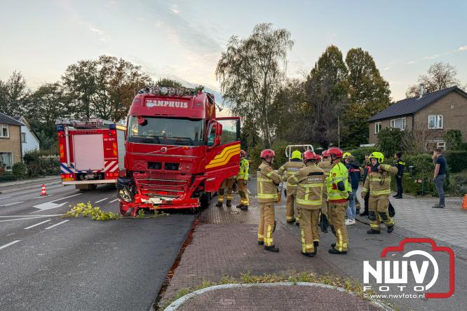 Eenzijdig ongeval met vrachtwagen door onwel wording bestuurder, N309 Zuiderzeestraatweg Oostendorp. - &copy; NWVFoto.nl