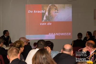 Lintje voor Barend Bosman tijdens brandweer Bindingsavond in Elburg. - © NWVFoto.nl