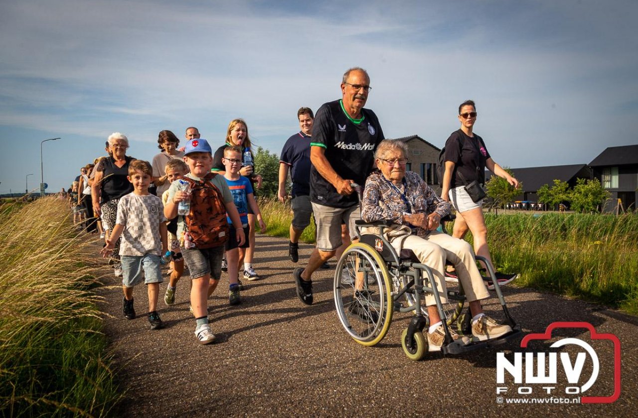 In Elburg konden de deelnemers aan de avondvierdaagse weer volop genieten van het prachtige wandelweer.