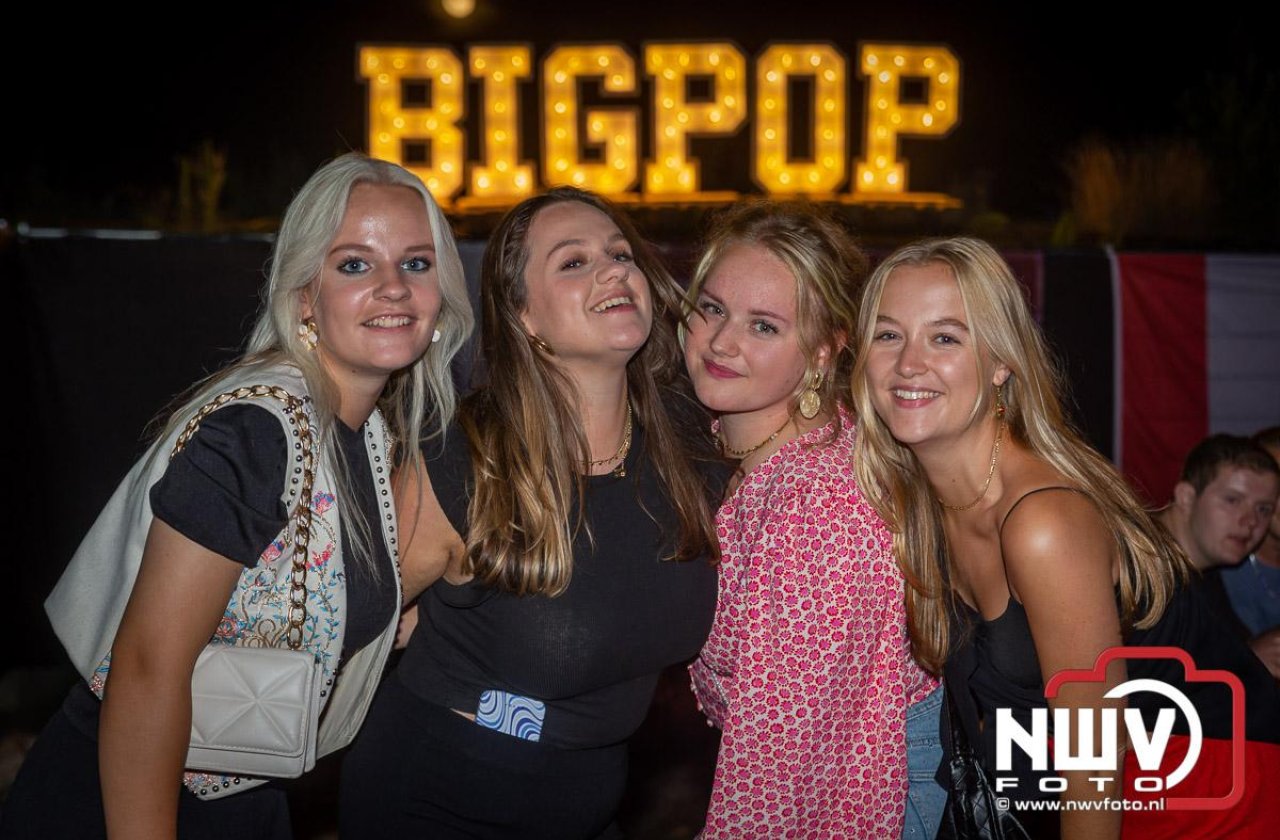 Op een nieuwe lokatie aan de Koemkolkweg in Oosterwolde  is vrijdag onder veel gezelligheid het kleinschalige Festival BigPop van start gegaan.