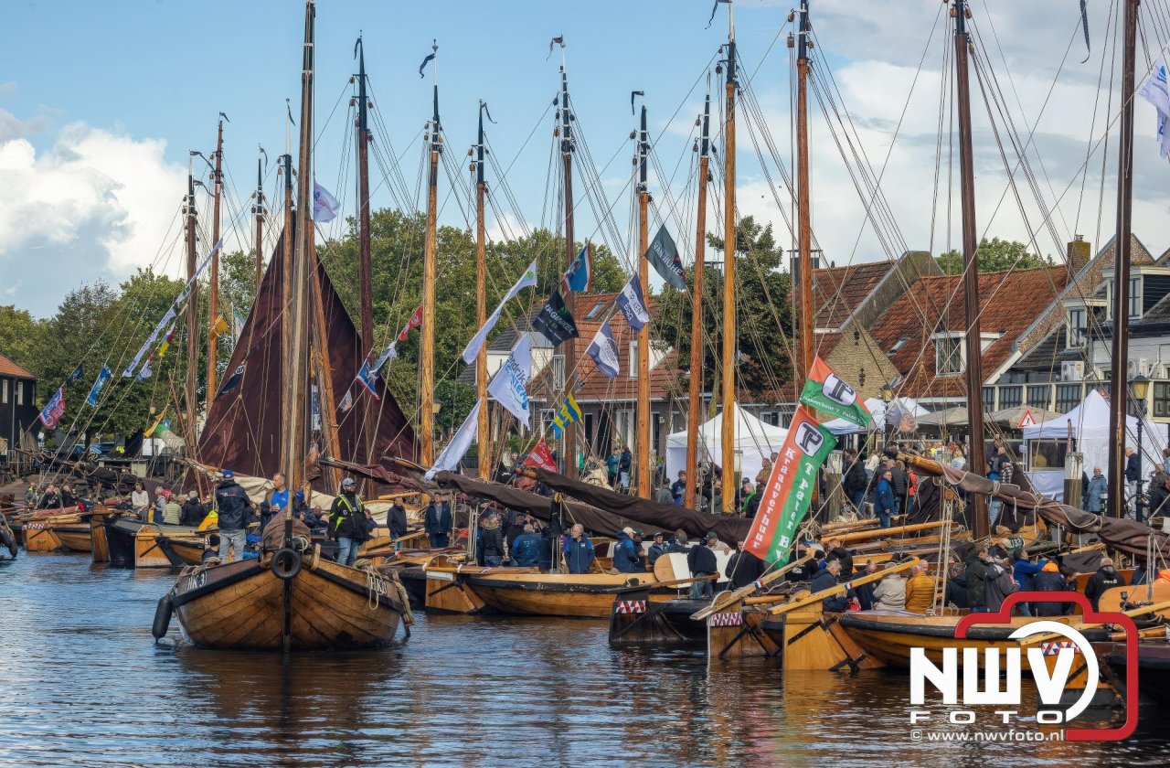 Terugkomst botters van de wedstrijd naar de haven van Elburg.