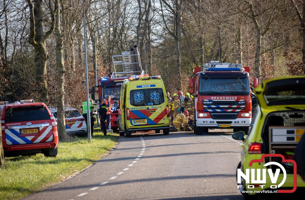 Traumahelikopter ingezet na zware auto crash tegen bomen aan de Paalbeekweg in Epe: bestuurder na uur bevrijd en met spoed naar ziekenhuis.