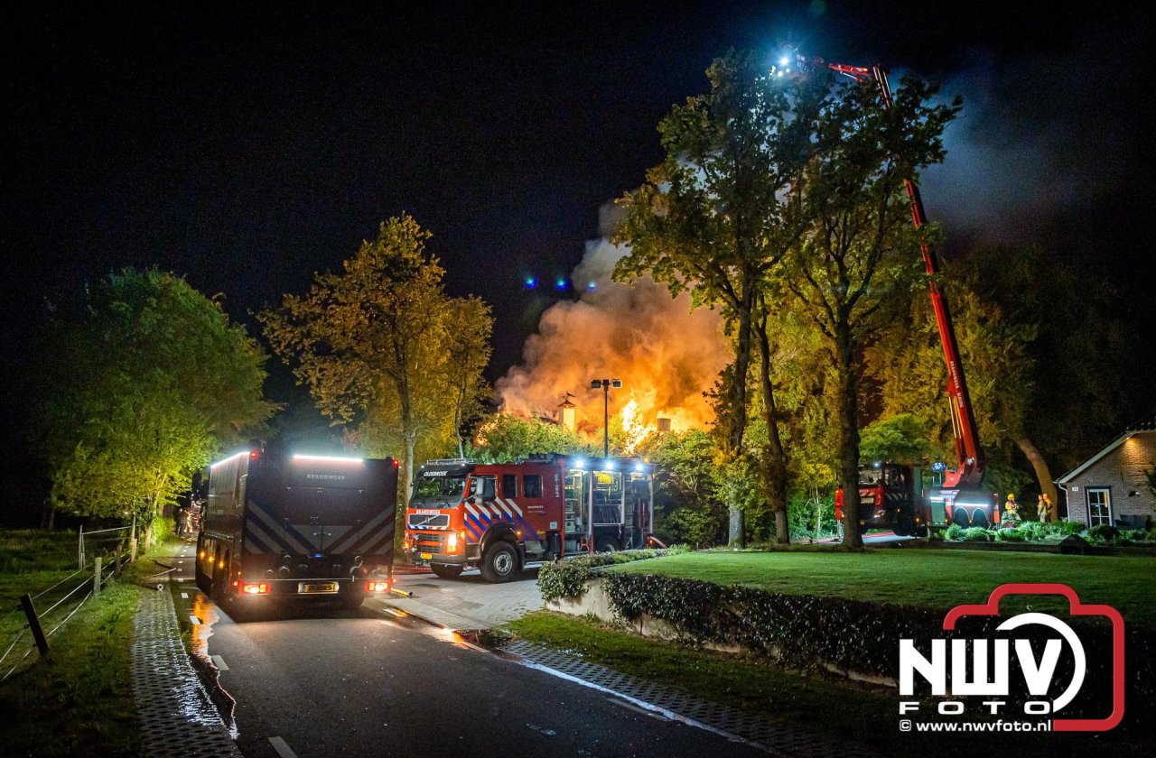 Brand verwoest woning met rietenkap aan de Veenweg in Oldebroek.