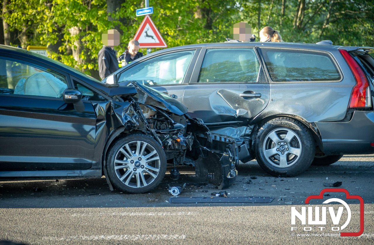 Alleen materiële schade bij een kopstaard aanrijding op de Zuiderzeestraatweg, Laanzichtsweg Oldebroek.
