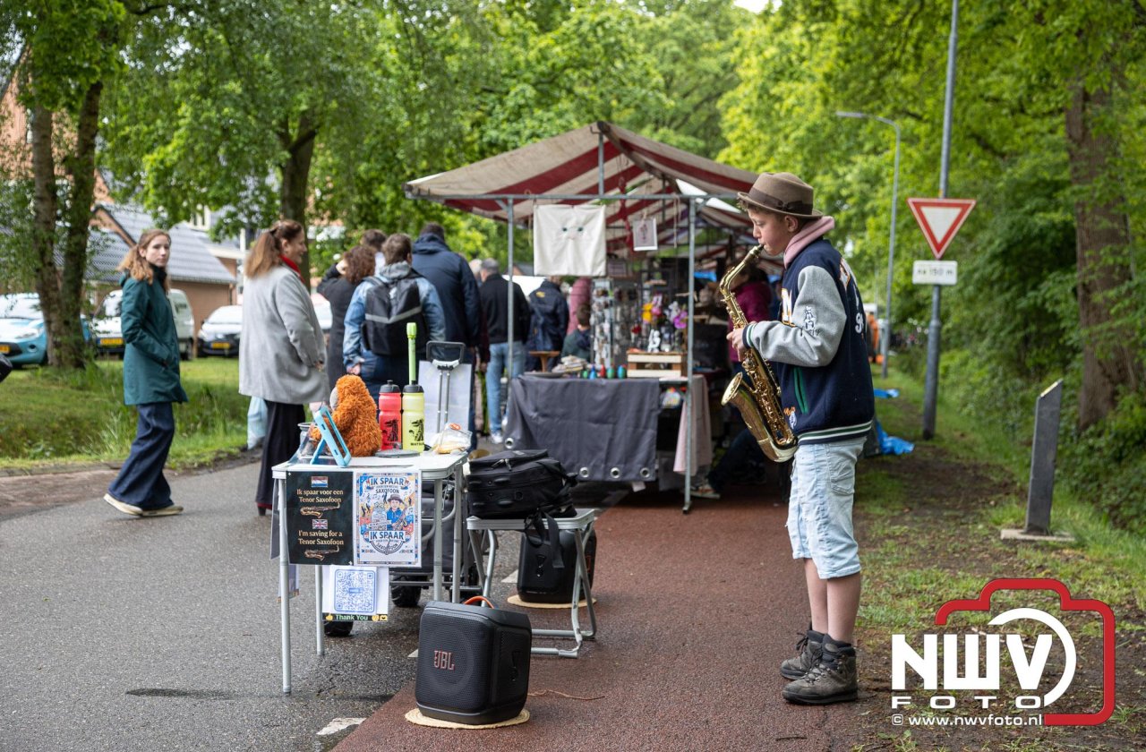 Bezoekers weten vlooienmarkt op 't Harde ondanks minder weer massaal te vinden.