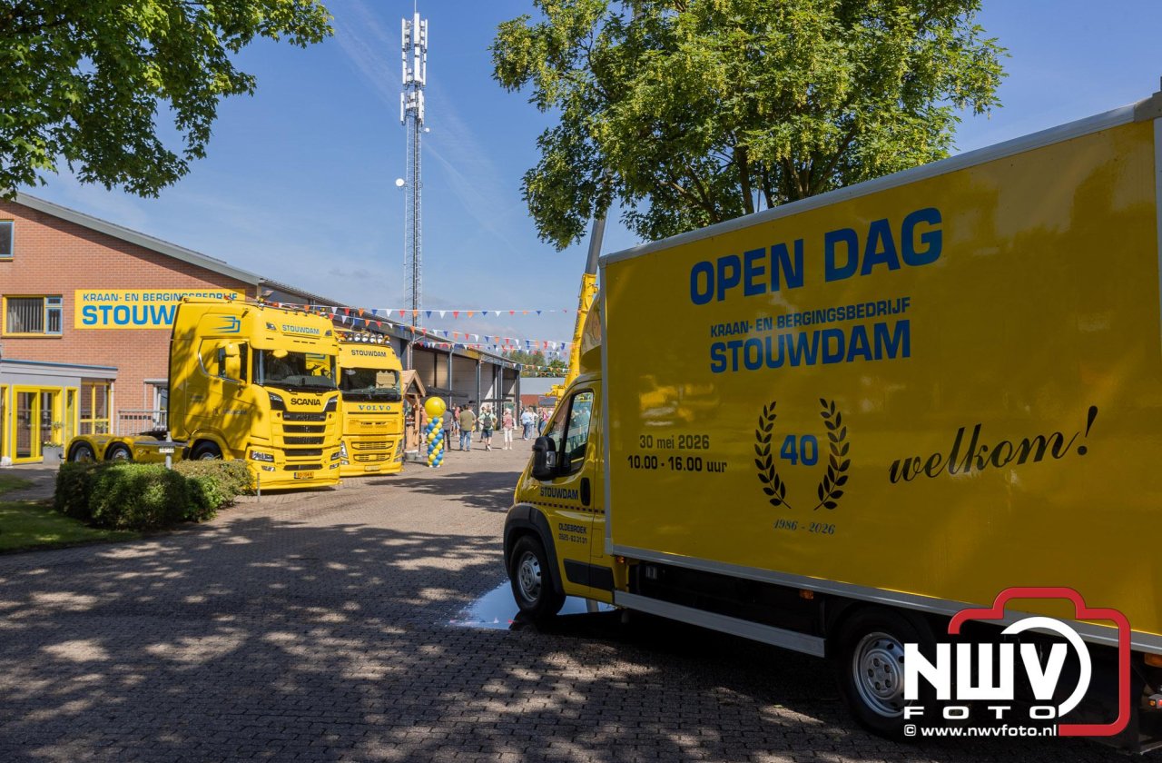 Kranen, trucks en bergingsvoertuigen stelen de show tijdens jubileumfeest van Kraan- en Bergingsbedrijf Stouwdam in Oldebroek.
