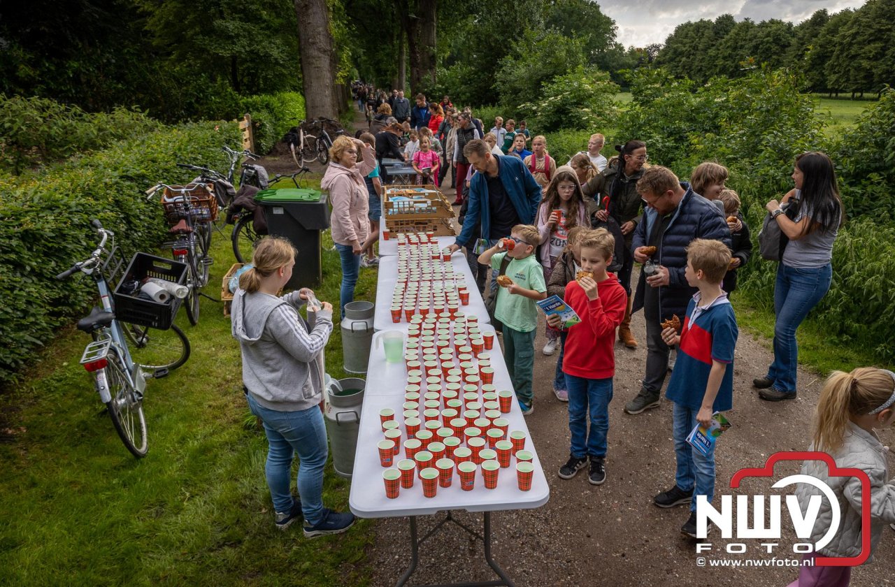 Na valse start toch een prachtige wandelavond, bijna 500 deelnemers genieten in de bossen van ’t Harde
