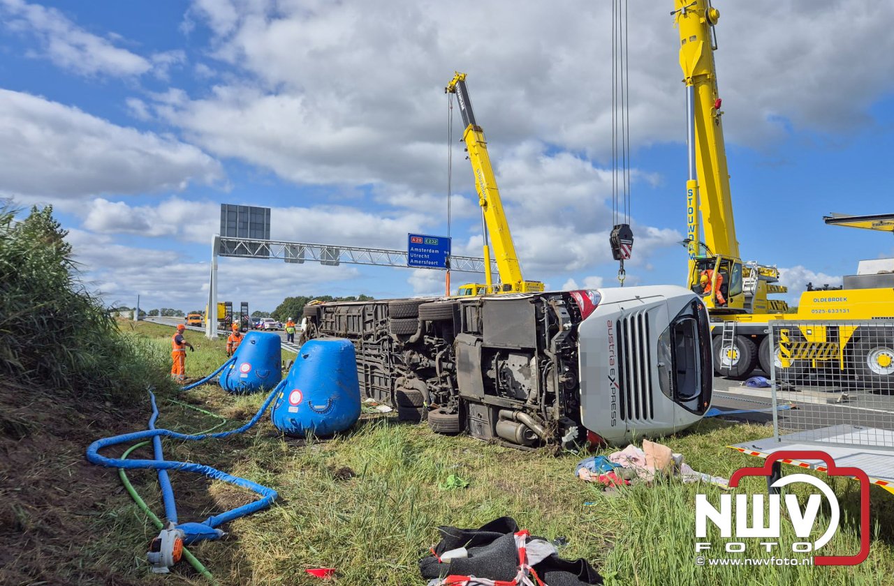 Berging touringcar en bedrijfsbus na ongeval met grote hulpverlening A28 Wezep.