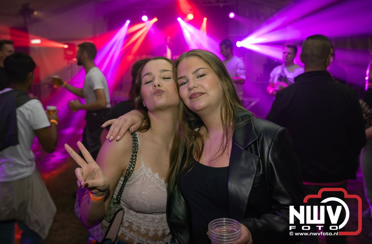 Ondanks de regen volop gezelligheid in de feesttent aan de Singel op ’t Harde.