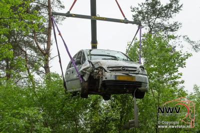 Personenauto raakt met hoge snelheid van de A28 tussen Nunspeet en 't Harde 20-05-2016. - © NWVFoto.nl