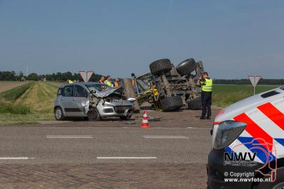 Auto botst op afslaande graafmachine Bremerbergweg- Alikruikweg Biddinghuizen. - © NWVFoto.nl