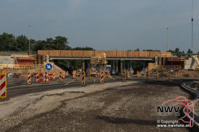 Landhoofden en midden steunpunt viaduct A28 zowat klaar voor de prefab liggers. - © NWVFoto.nl
