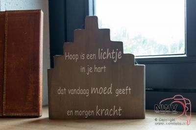 Buurt schenkt uithangbord aan Rijsgaardhoeve in Elburg. - © NWVFoto.nl