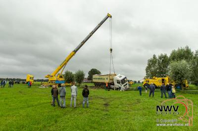 Vrachtwagen beland in sloot naast de Oude Molenweg in Doornspijk. - © NWVFoto.nl