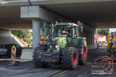 Schade door kipper achter tractor die is blijven haken achter het nieuwe viaduct A28 over de  N309 op 't Harde. - © NWVFoto.nl