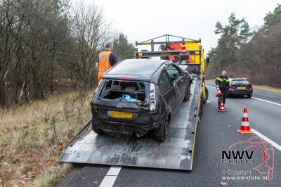 Auto over de kop A28 Li 76.1 en beland in middenberm . - © NWVFoto.nl