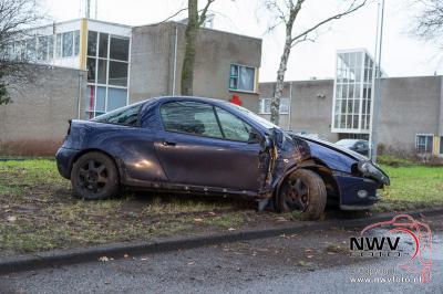 Bestuurder komt bij eenzijdig ongeval tot stilstand tegen boom. - © NWVFoto.nl