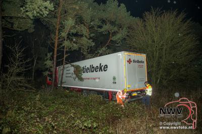 Vrachtwagen beland naast het asfalt van de A28 en komt tegen boom tot stilstand. - © NWVFoto.nl