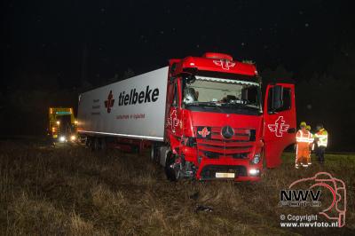 Vrachtwagen beland naast het asfalt van de A28 en komt tegen boom tot stilstand. - © NWVFoto.nl