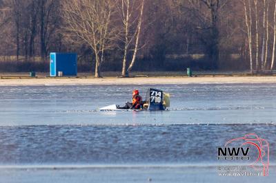 Hovercraft zakt door het ijs van het Drontermeer tussen Elburg en Kampen. - © NWVFoto.nl