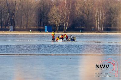 Hovercraft zakt door het ijs van het Drontermeer tussen Elburg en Kampen. - © NWVFoto.nl