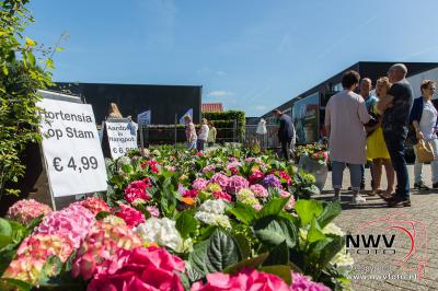 Grootste vlooienmarkt op hemelvaartsdag voor de dertigste keer georganiseerd door de supporters vereniging van sv 't Harde.  - © NWVFoto.nl