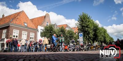 Brommers kiek'n aan de Beekstraat in Elburg. - © NWVFoto.nl