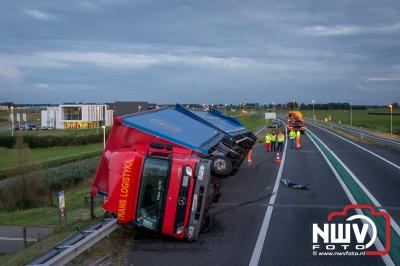 Berging van vrachtwagen die door storm was omgewaaid N50 254.0 - © NWVFoto.nl