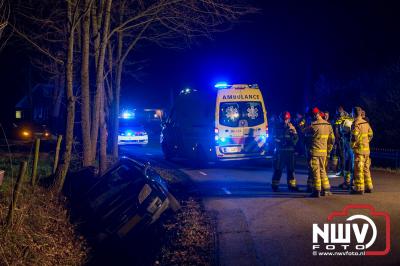 Auto beland in sloot aan de Vreeweg in Oldebroek. - © NWVFoto.nl