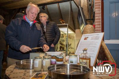 Jaarlijkse sprokkelmarkt in en om de boerderijmuseum in Oldebroek. - © NWVFoto.nl