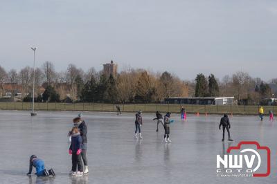 Eindelijk schaatsen op de nieuwe ijsbaan van IJsclub TG Elburg  - © NWVFoto.nl
