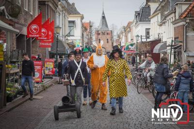 Vierde Elfstedentocht door de stad Elburg. - © NWVFoto.nl