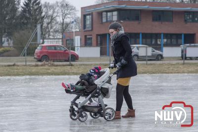 Nieuwe generaties binden voor het eerst de schaatsen onder. - © NWVFoto.nl