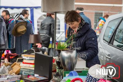 Vlooienmarkt op De Haere was een publiekstrekker op 2e Paasdag. - © NWVFoto.nl